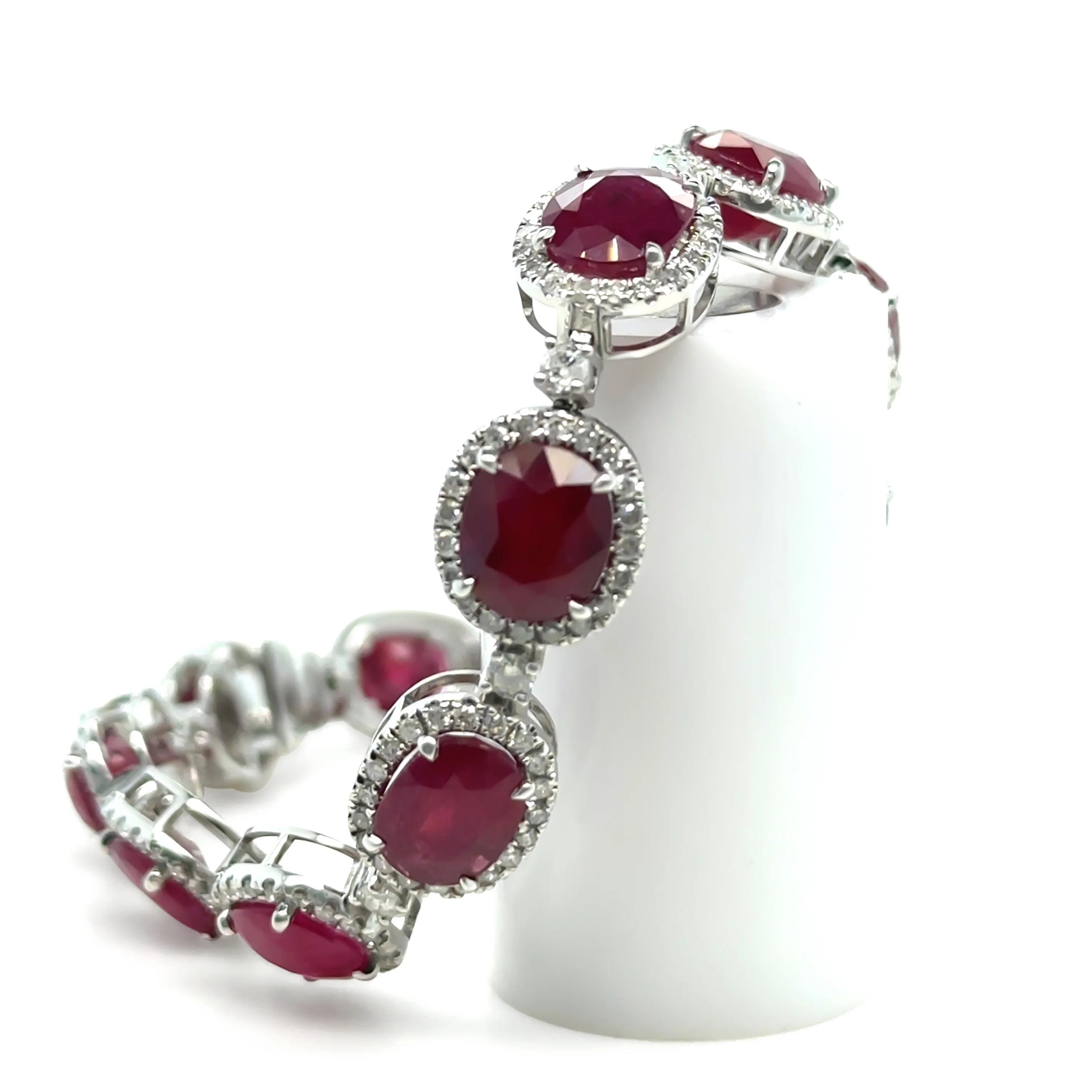 14ct White Gold Ruby and Diamond Bracelet 29.26ct - Image 2