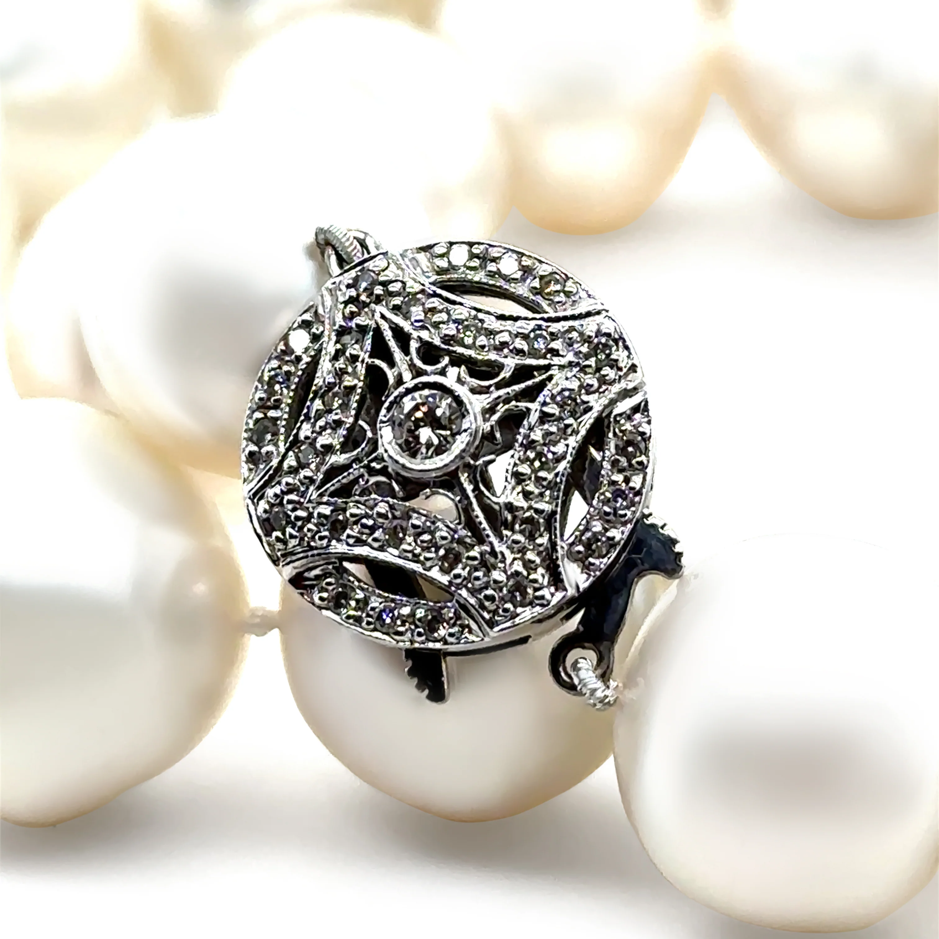 18ct White Gold Graduated South Sea Cultured Pearl Necklace with Diamond Clasp 0.34ct 149.58g - Image 2
