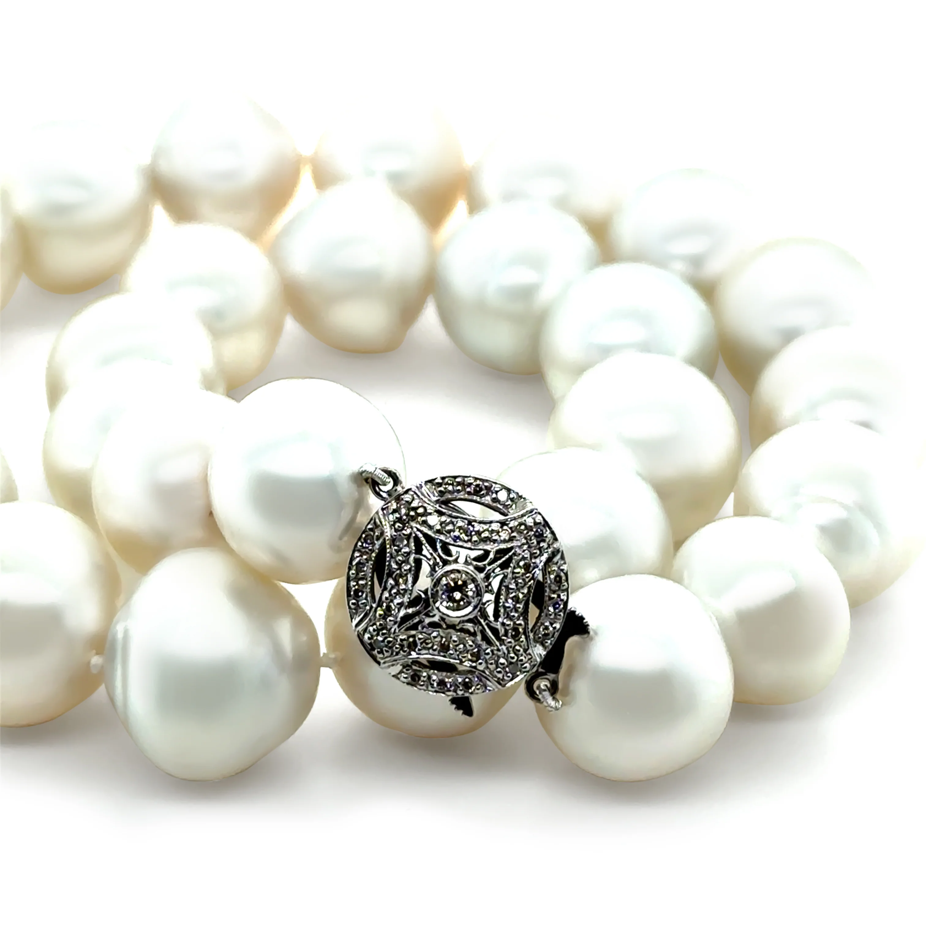 18ct White Gold Graduated South Sea Cultured Pearl Necklace with Diamond Clasp 0.34ct 149.58g - Image 3