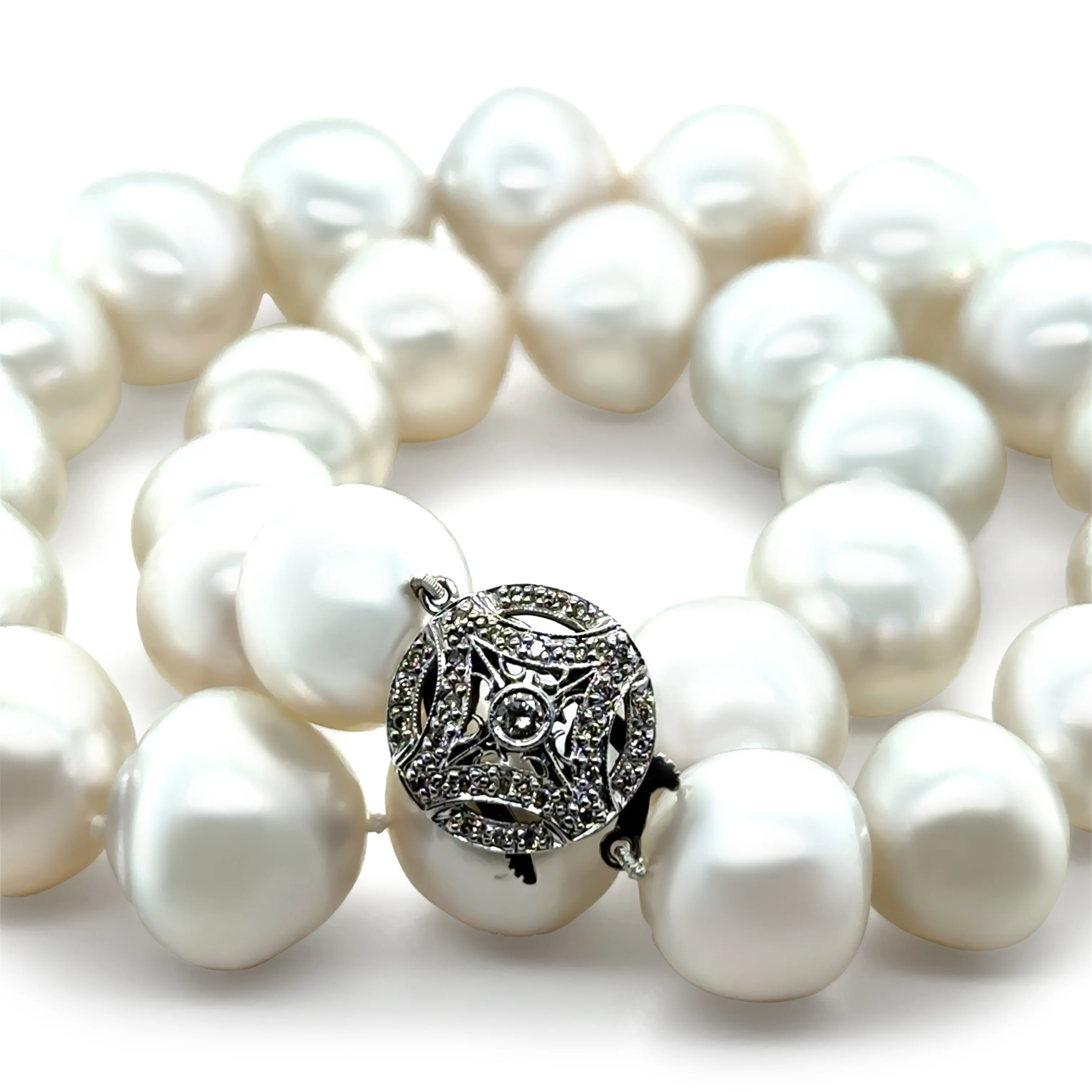 18ct White Gold Graduated South Sea Cultured Pearl Necklace with Diamond Clasp 0.34ct 149.58g - Image 4