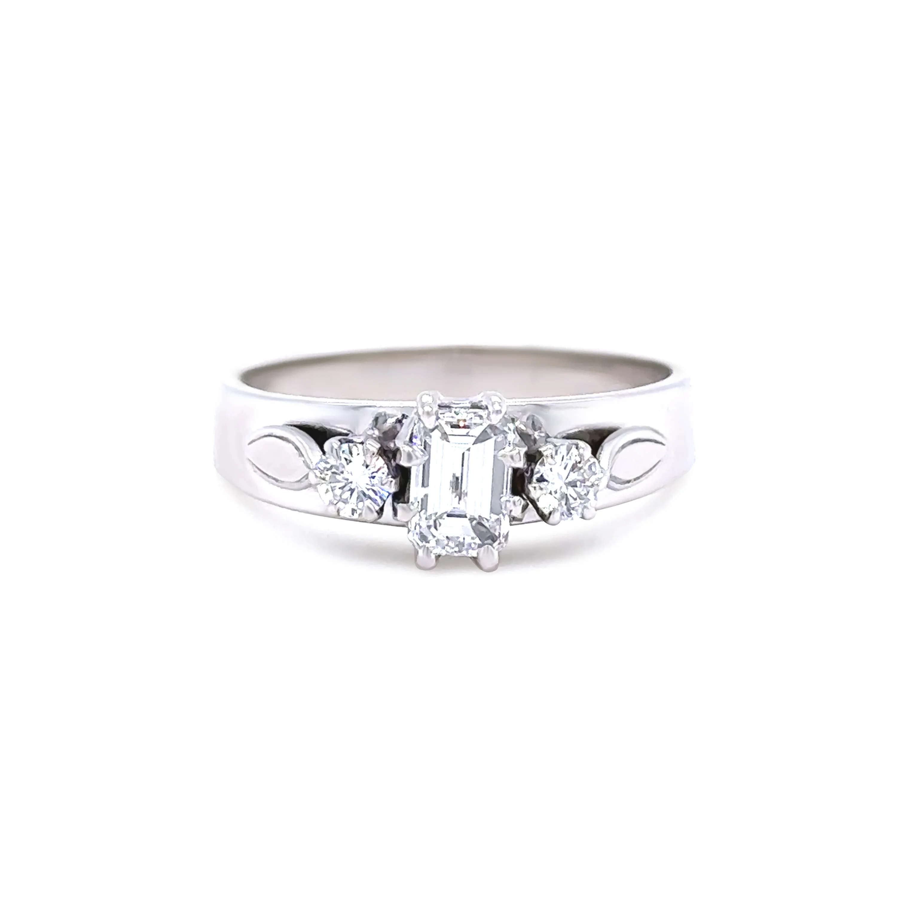 18ct White Gold Traditional 3 Stone Diamond Ring 0.73ct - Image 2