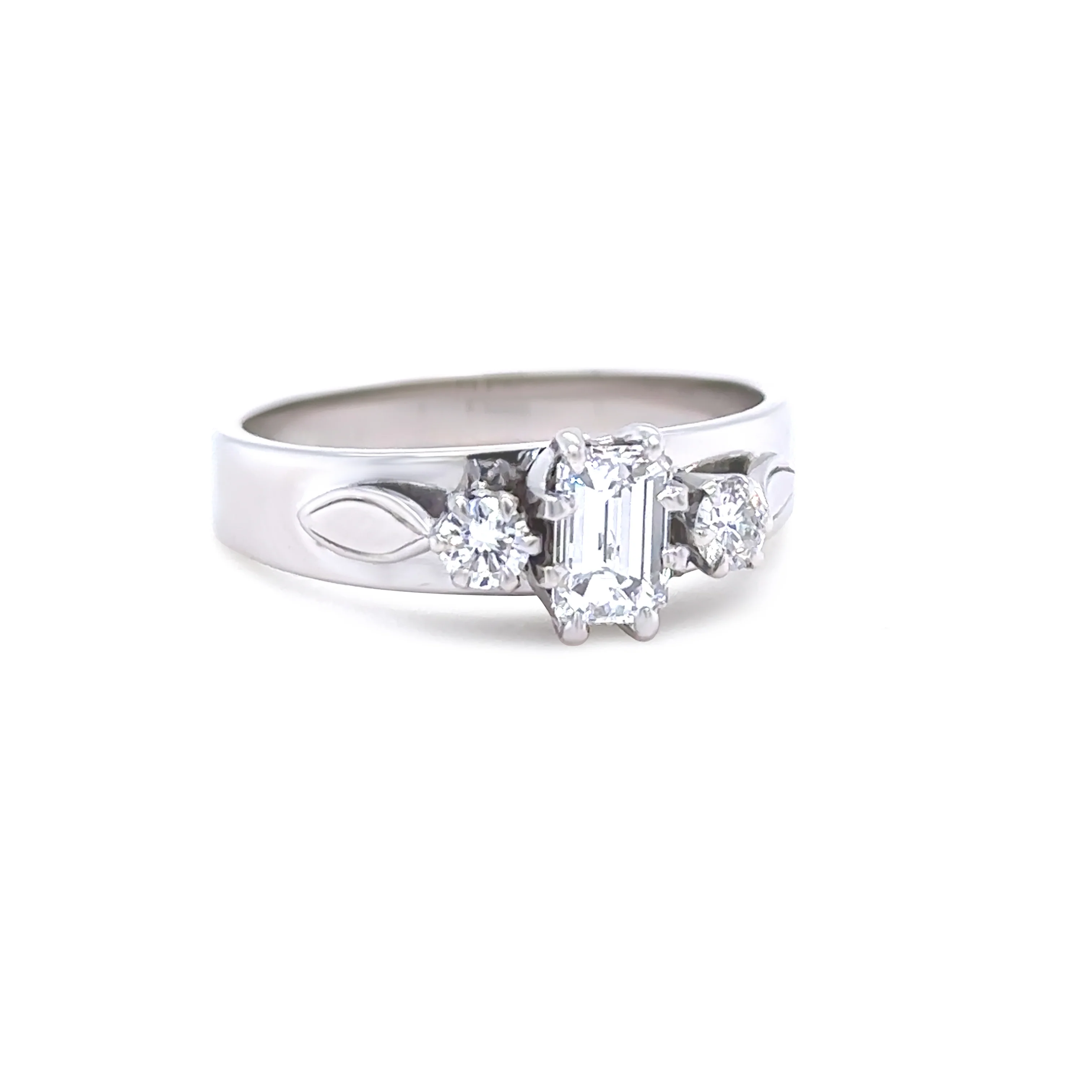 18ct White Gold Traditional 3 Stone Diamond Ring 0.73ct - Image 3