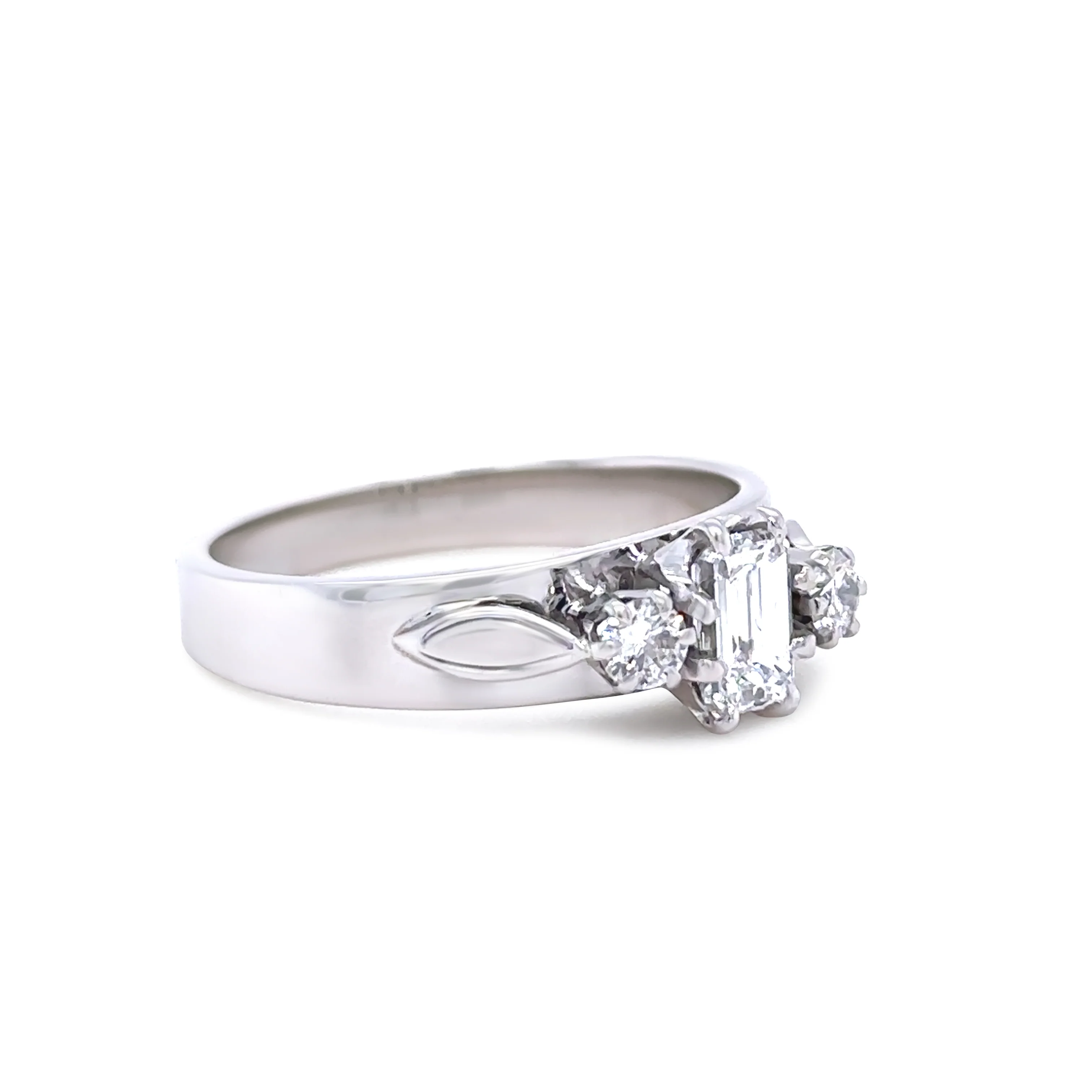 18ct White Gold Traditional 3 Stone Diamond Ring 0.73ct - Image 4