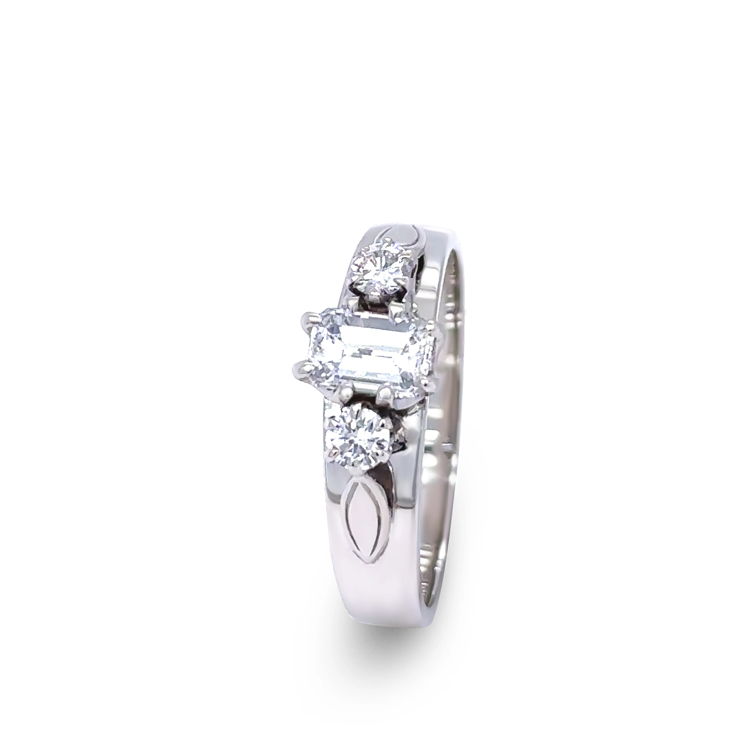 18ct White Gold Traditional 3 Stone Diamond Ring 0.73ct - Image 5