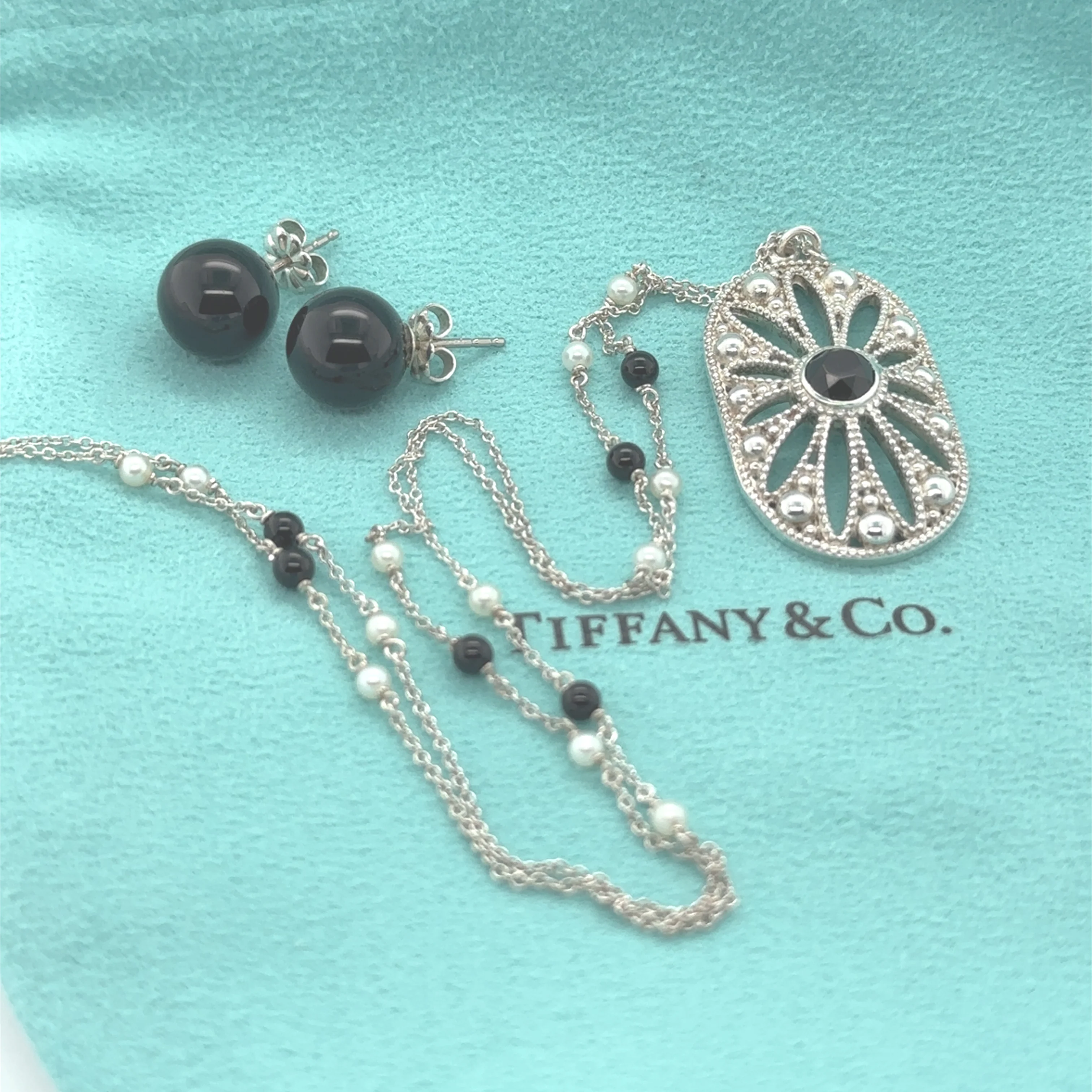 Tiffany & Co. Sterling Silver Pearl and Black Onyx Necklace and Earrings Set 12.92g - Image 8