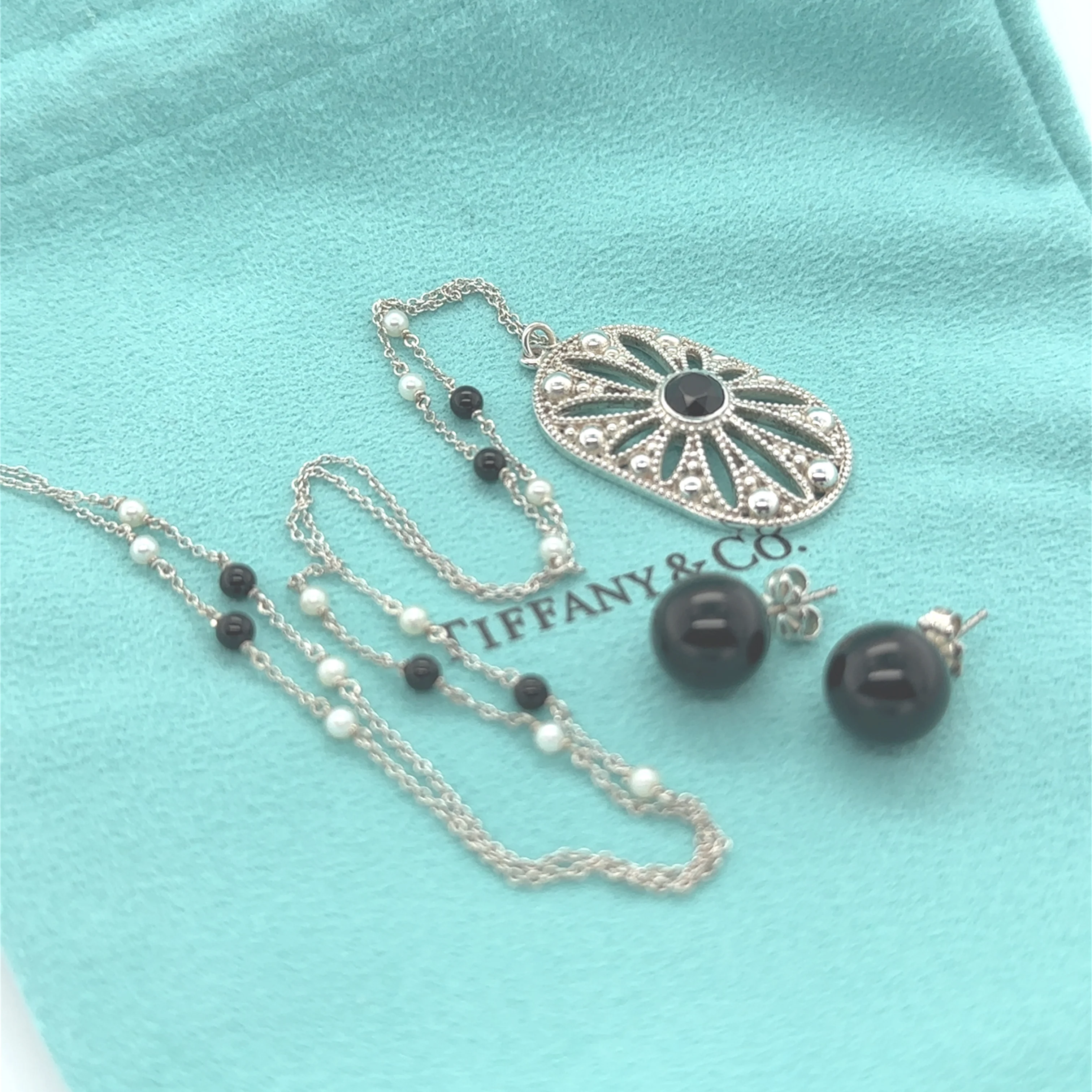 Tiffany & Co. Sterling Silver Pearl and Black Onyx Necklace and Earrings Set 12.92g - Image 9